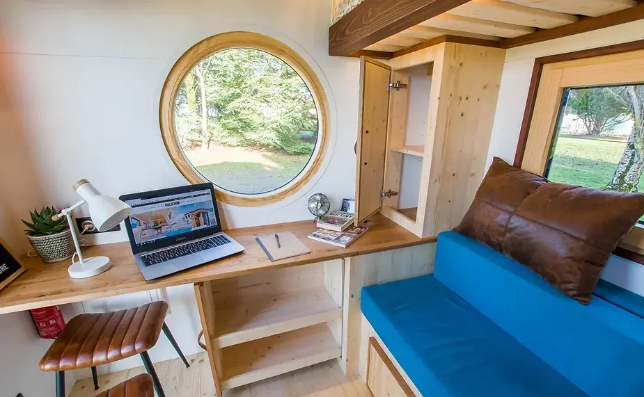 0423 This tiny house its on trailer of only 3.3m by 2.3m and still contains all the comfort smallhometours.com 1