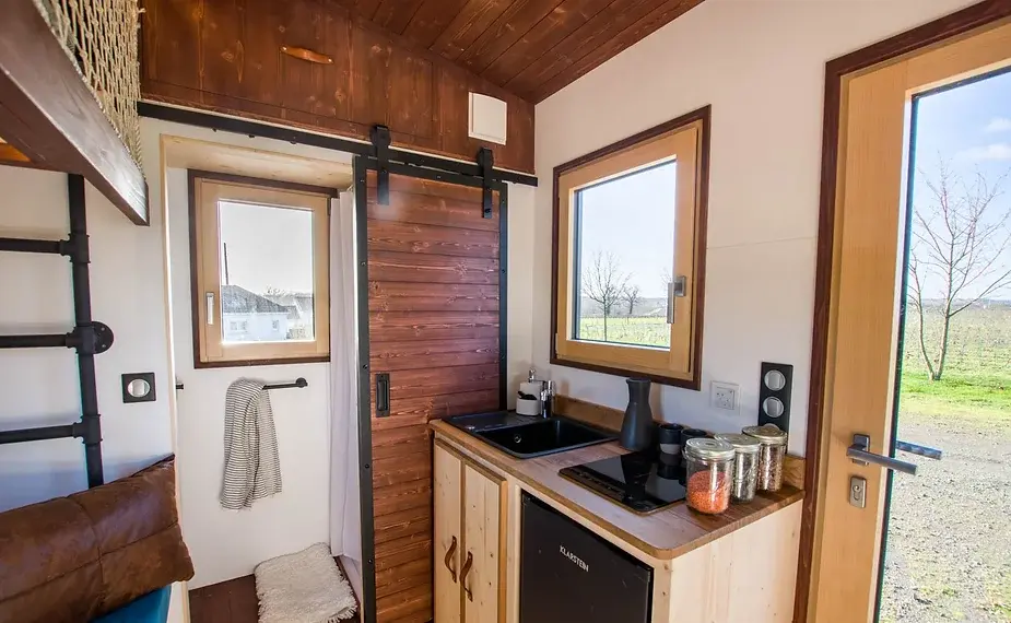 0423 This tiny house its on trailer of only 3.3m by 2.3m and still contains all the comfort smallhometours.com 3