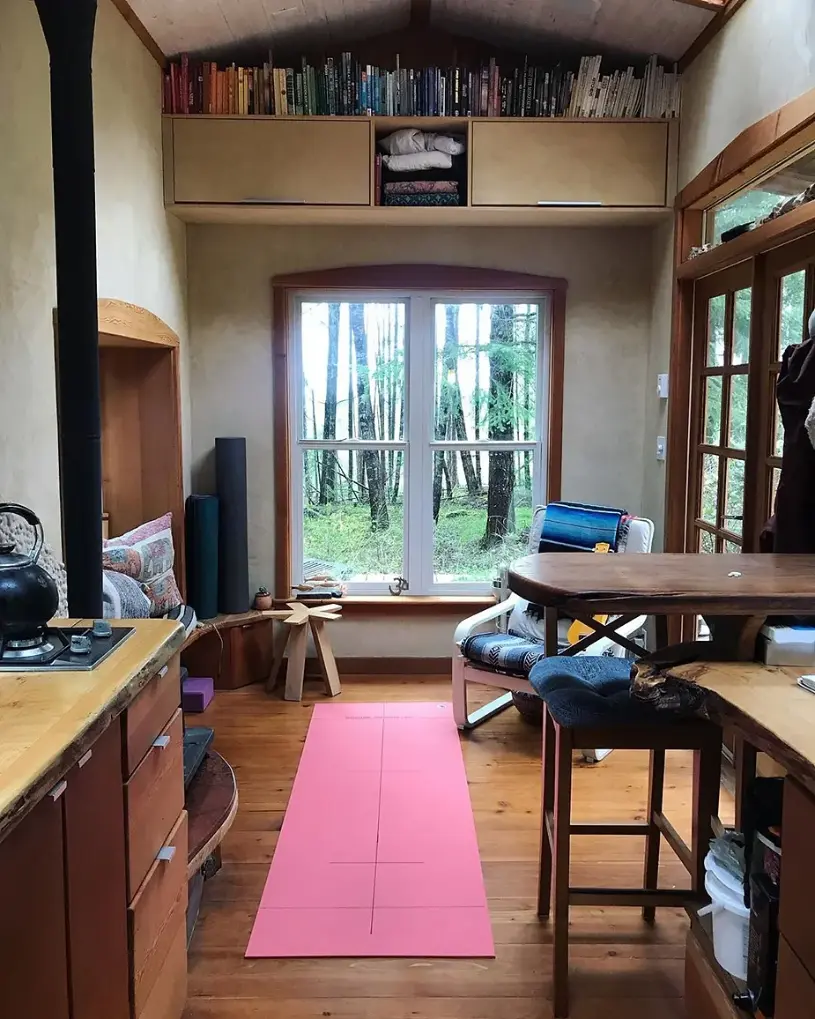 0427 Woman living in a cozy 22 long tiny house for 5 years smallhometours.com 1