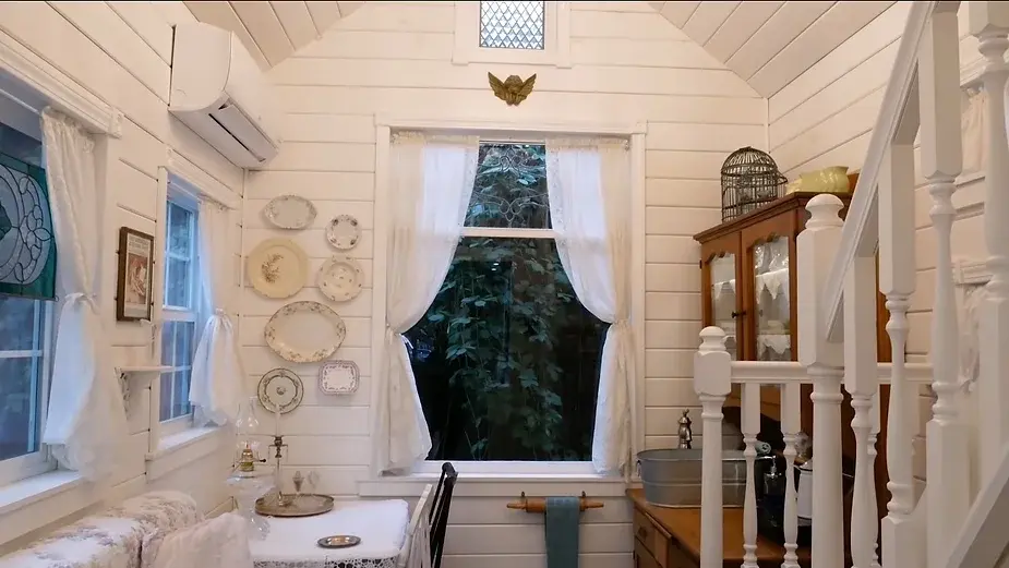 0428 A tiny house hotel for the people who can try out the tiny house lifestyle romantic tiny house smallhometours.com 3
