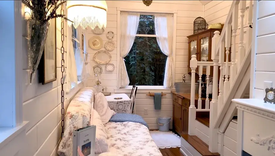 0428 A tiny house hotel for the people who can try out the tiny house lifestyle romantic tiny house smallhometours.com 6
