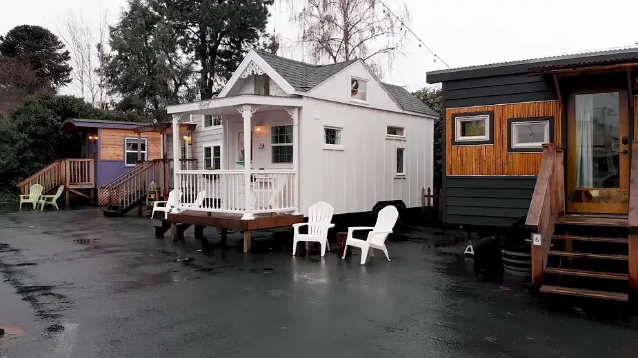 0428 A tiny house hotel for the people who can try out the tiny house lifestyle romantic tiny house smallhometours.com 9