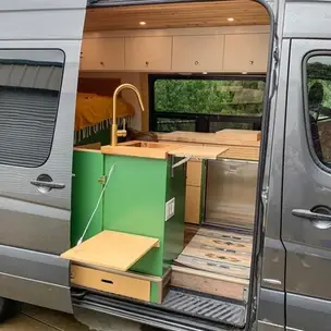 0431 Adventurous woman works full time on the road helping small businesses In her Mercedes van smallhometours.com 2