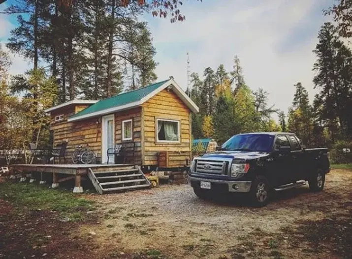 0446 Freelance photographer living off grid in her tiny house in Northern Canada smallhometours.com 1