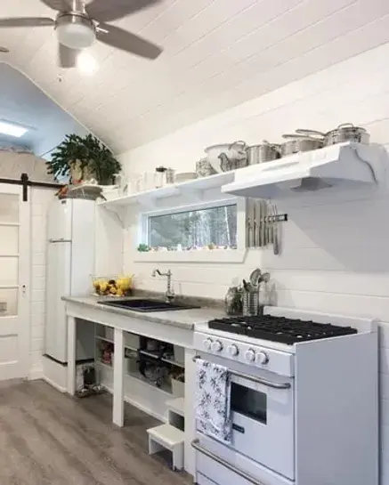 0446 Freelance photographer living off grid in her tiny house in Northern Canada smallhometours.com 2