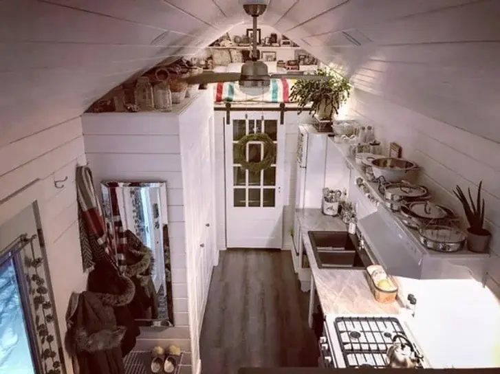 0446 Freelance photographer living off grid in her tiny house in Northern Canada smallhometours.com 3