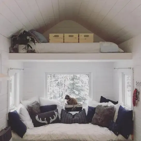 0446 Freelance photographer living off grid in her tiny house in Northern Canada smallhometours.com 4