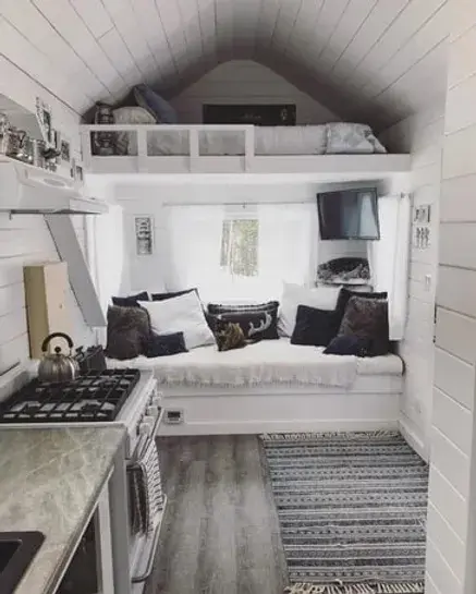 0446 Freelance photographer living off grid in her tiny house in Northern Canada smallhometours.com 5