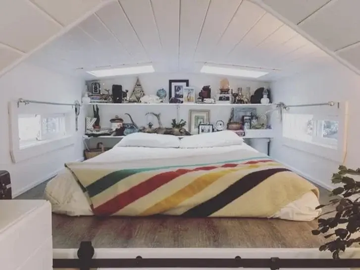 0446 Freelance photographer living off grid in her tiny house in Northern Canada smallhometours.com 6