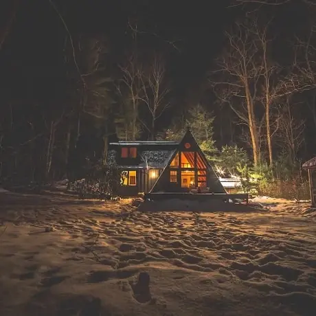 0450 This 638m² beautiful A frame cabin is blend of rustic and modern smallhometours.com 2