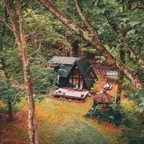 0450 This 638m² beautiful A frame cabin is blend of rustic and modern smallhometours.com 5