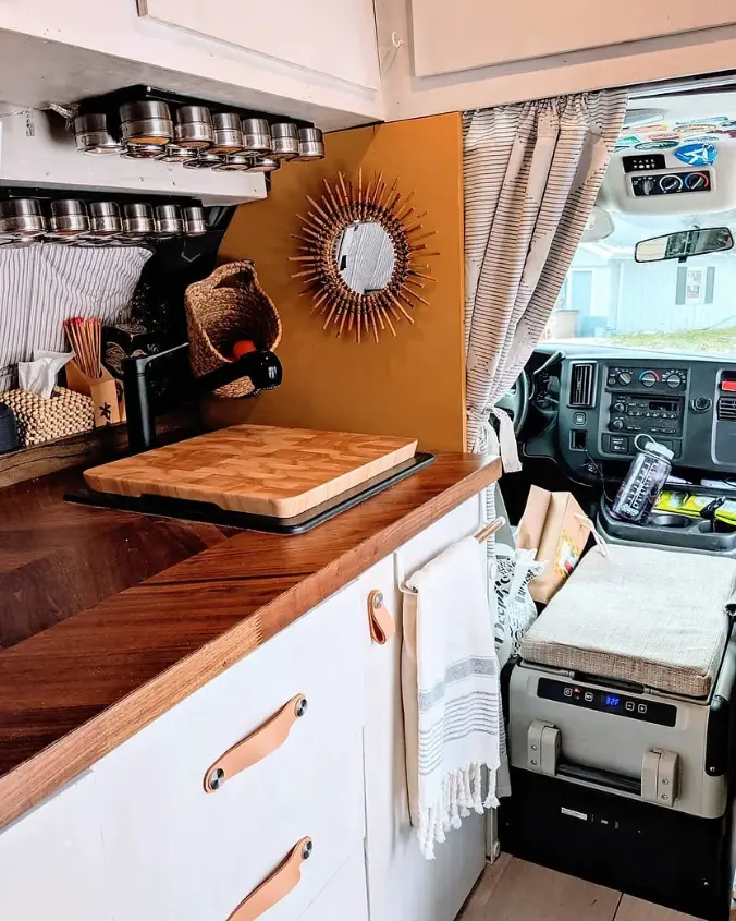0495 Stunning self converted 06 chevy express van smallhometours.com 2