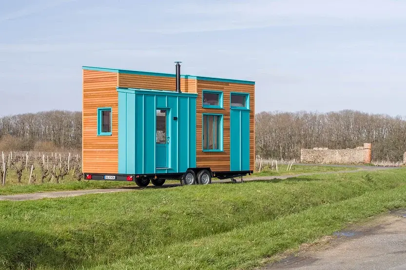0528 Beautiful tiny house with many windows that make it a bright and pleasant space to live smallhometours.com 8