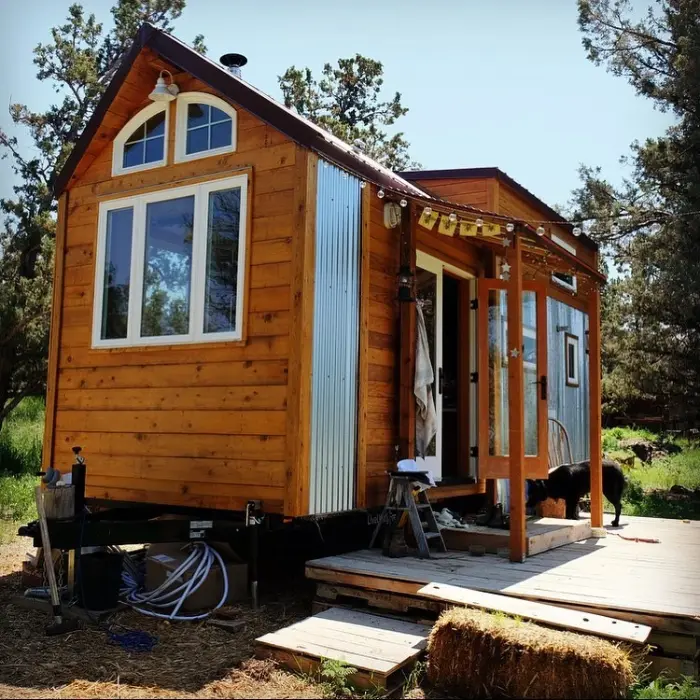 0583 Her DIY with healthy natural building materials tiny house smallhometours.com 1