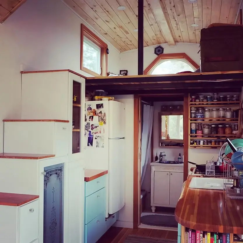 0583 Her DIY with healthy natural building materials tiny house smallhometours.com 3