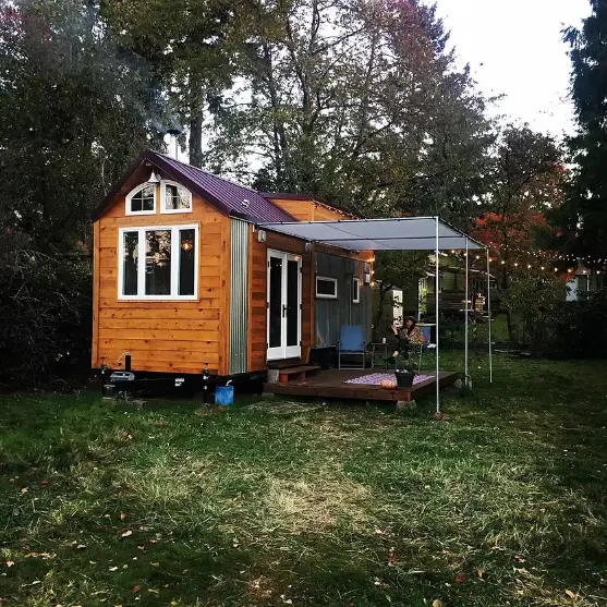0583 Her DIY with healthy natural building materials tiny house smallhometours.com 4