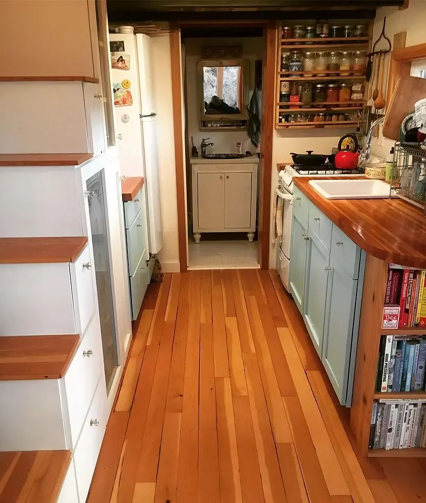 0583 Her DIY with healthy natural building materials tiny house smallhometours.com 5