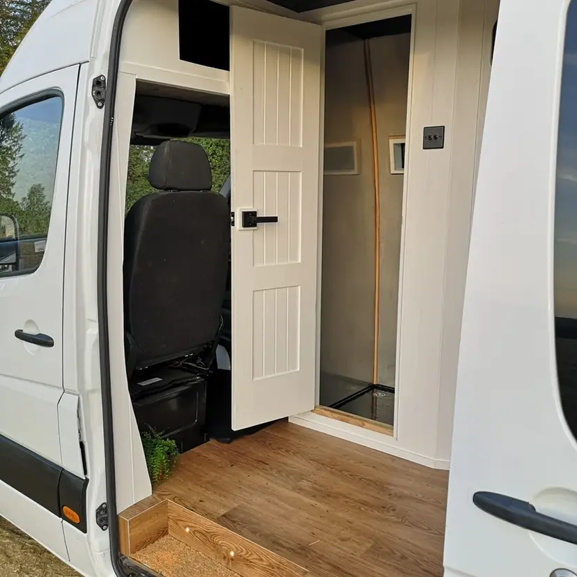 0586 Stunning Mercedes Sprinter 313 Cdi luxury conversion smallhometours.com 3