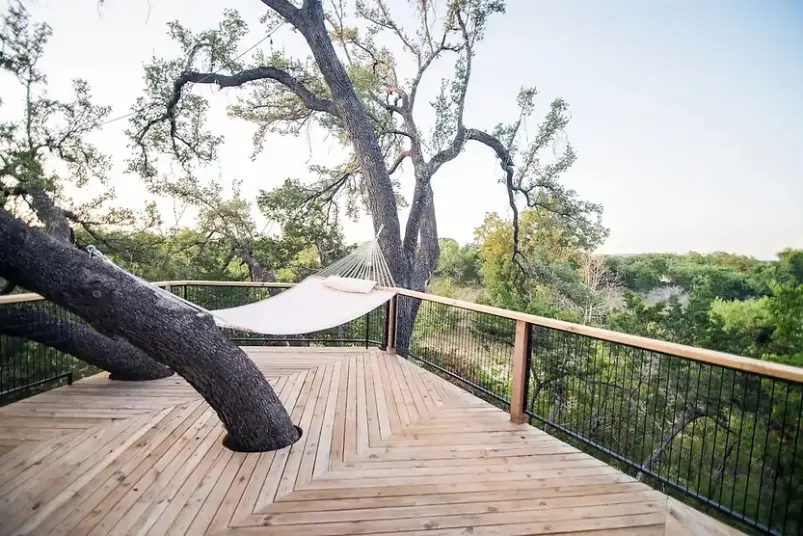 0587 Gorgeous tiny treehouse for a romantic night smallhometours.com 10