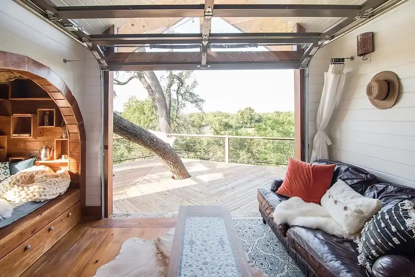 0587 Gorgeous tiny treehouse for a romantic night smallhometours.com 4