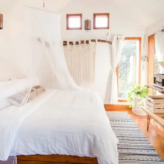 0587 Gorgeous tiny treehouse for a romantic night smallhometours.com 8