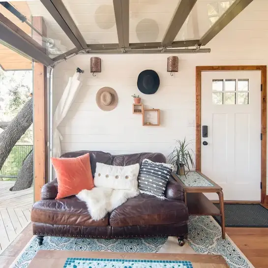 0587 Gorgeous tiny treehouse for a romantic night smallhometours.com 9