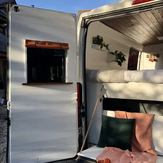 0598 Fabulous Peugeot Boxer with beautiful opening roof vent and ‘Sundowner loveseat smallhometours.com 6
