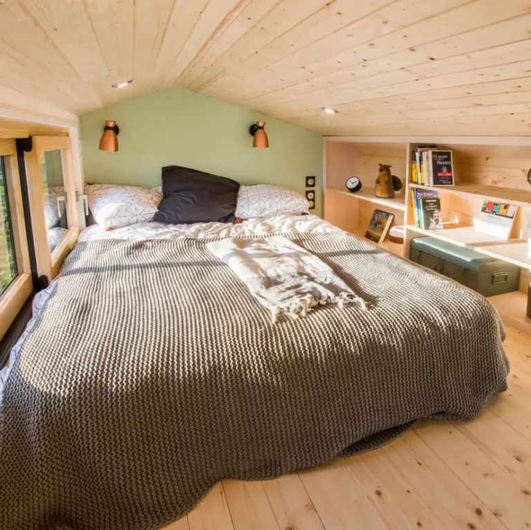 0605 Beautiful tiny house that displays a resolutely contemporary architecture smallhometours.com 1