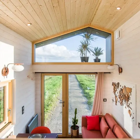 0605 Beautiful tiny house that displays a resolutely contemporary architecture smallhometours.com 6