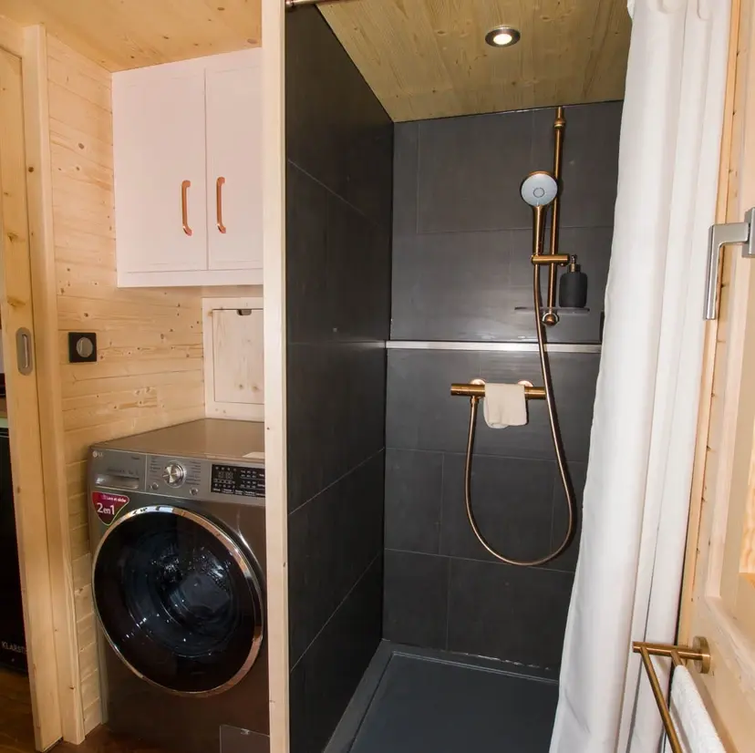 0605 Beautiful tiny house that displays a resolutely contemporary architecture smallhometours.com 7