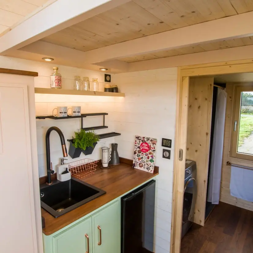0605 Beautiful tiny house that displays a resolutely contemporary architecture smallhometours.com 9