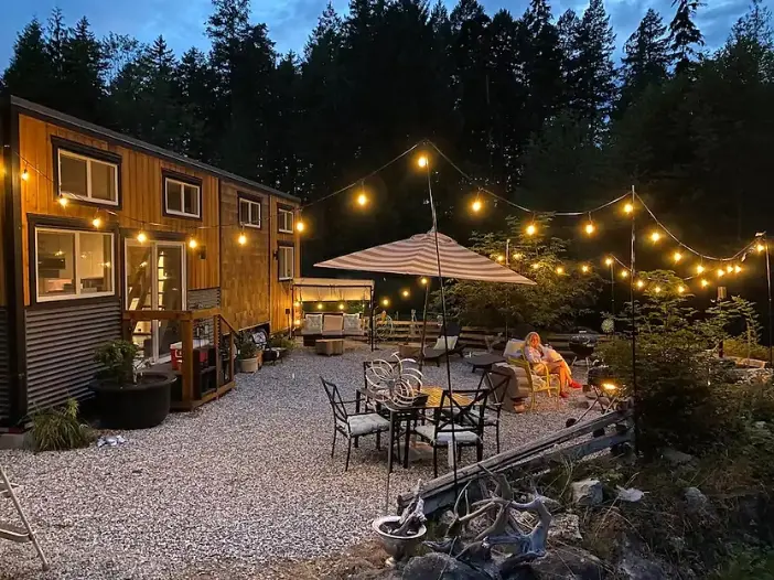 0613 Beautiful tiny house with a modern interior and a unique floor plan smallhometours.com 2