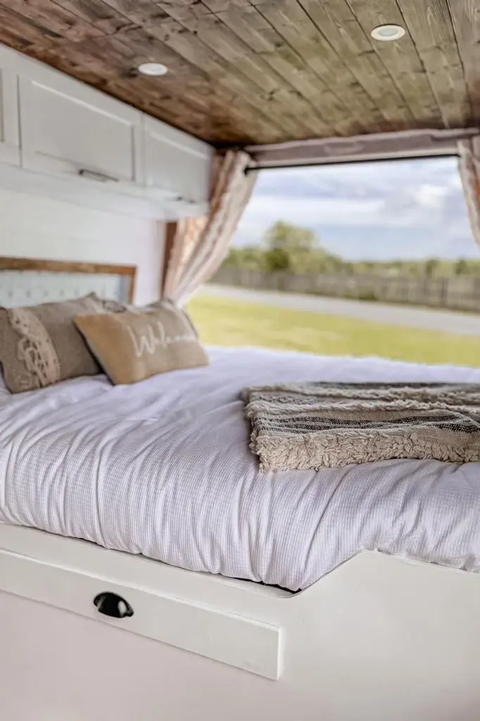 0666 Stunning Mercedes sprinter very light and airy space conversion smallhometours.com 10