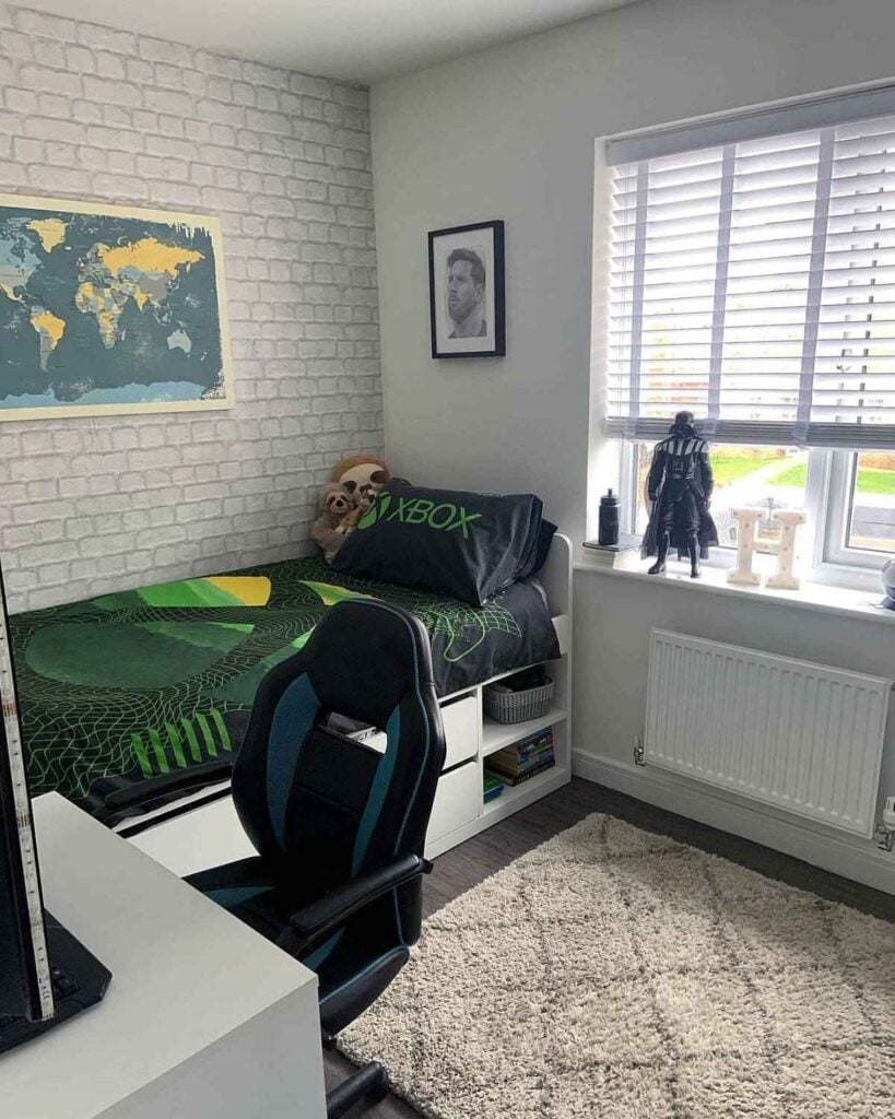 Tiny Teenage Bedroom Ideas smallhometours.com 12
