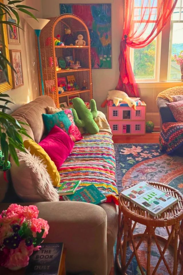 16 Girly Living Room Ideas for Small Spaces for Apartments That Feels Like a Hug smallhometours 13