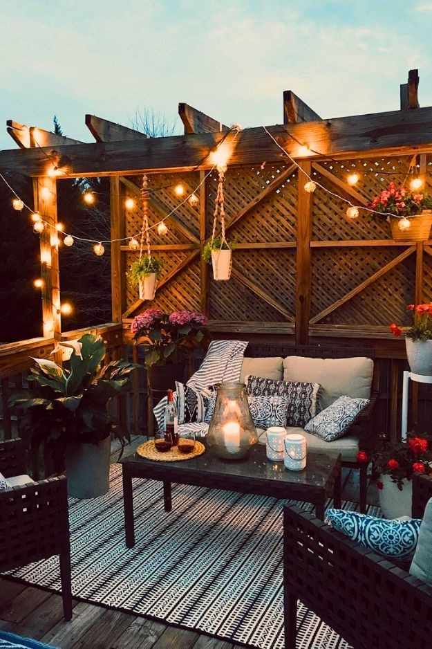 18 Cozy Small Backyard Deck Ideas Made For Slowing Down and Stay a While smallhometours.com 13 1