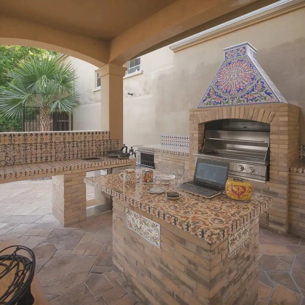 18 Warm Mexican Outdoor Kitchen Decor Ideas with Colorful Spaces Full of Heart and Tradition smallhometours.com 1