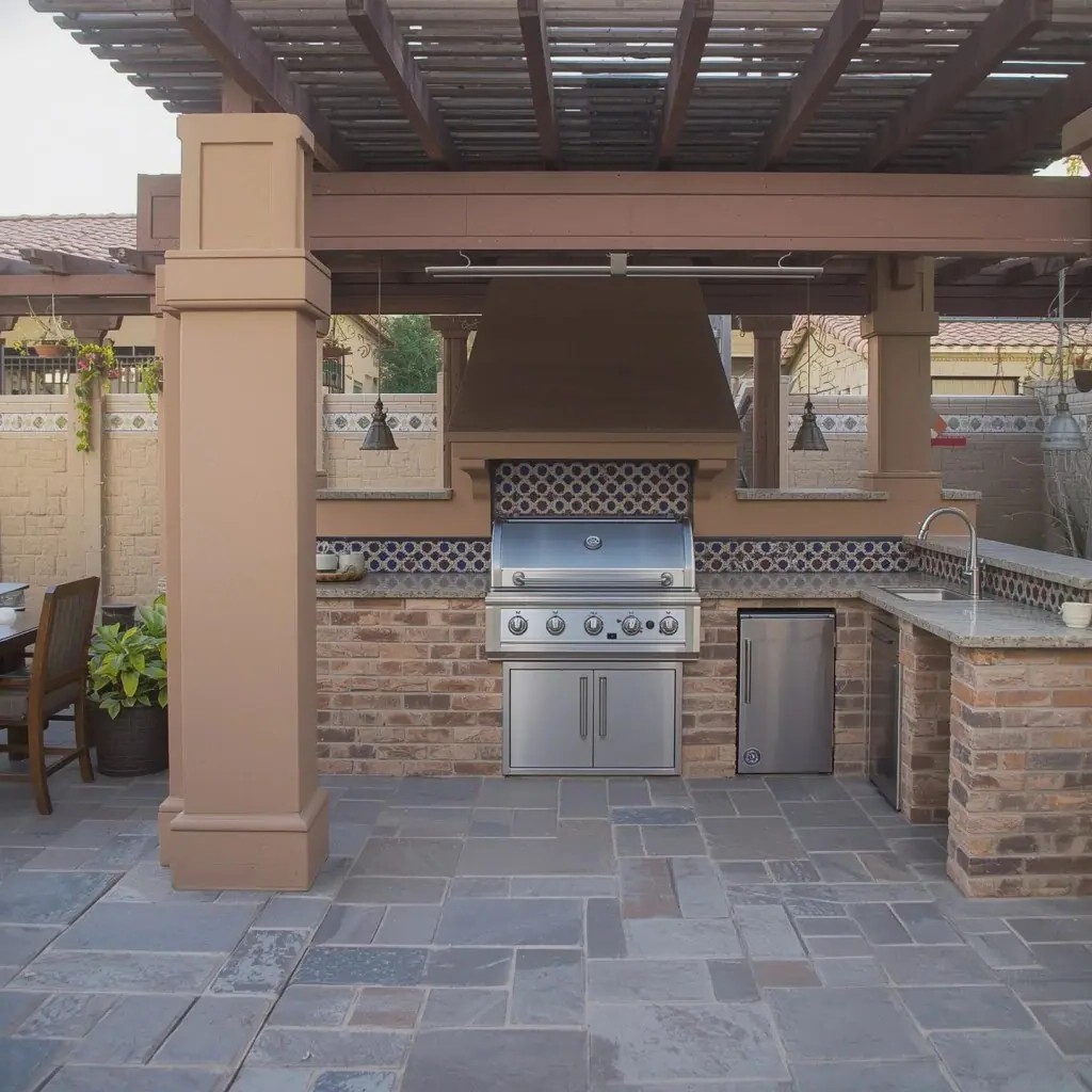 18 Warm Mexican Outdoor Kitchen Decor Ideas with Colorful Spaces Full of Heart and Tradition smallhometours.com 3