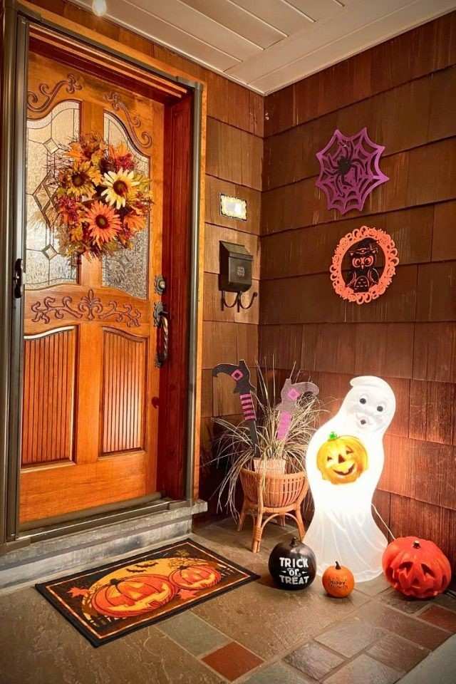 26 Cozy and Charming Small Front Porch Ideas Youll Love For Every Season smallhometours.com 25