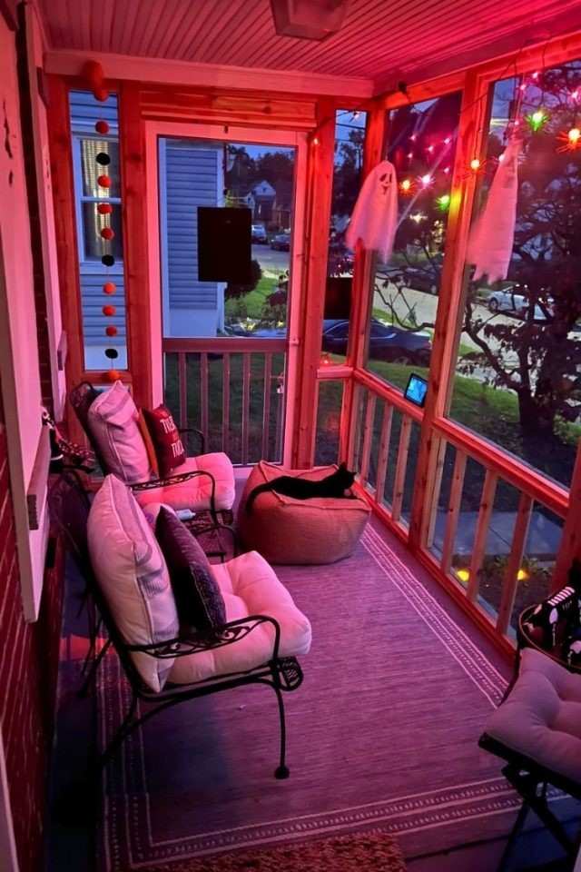 26 Cozy and Charming Small Front Porch Ideas Youll Love For Every Season smallhometours.com 27