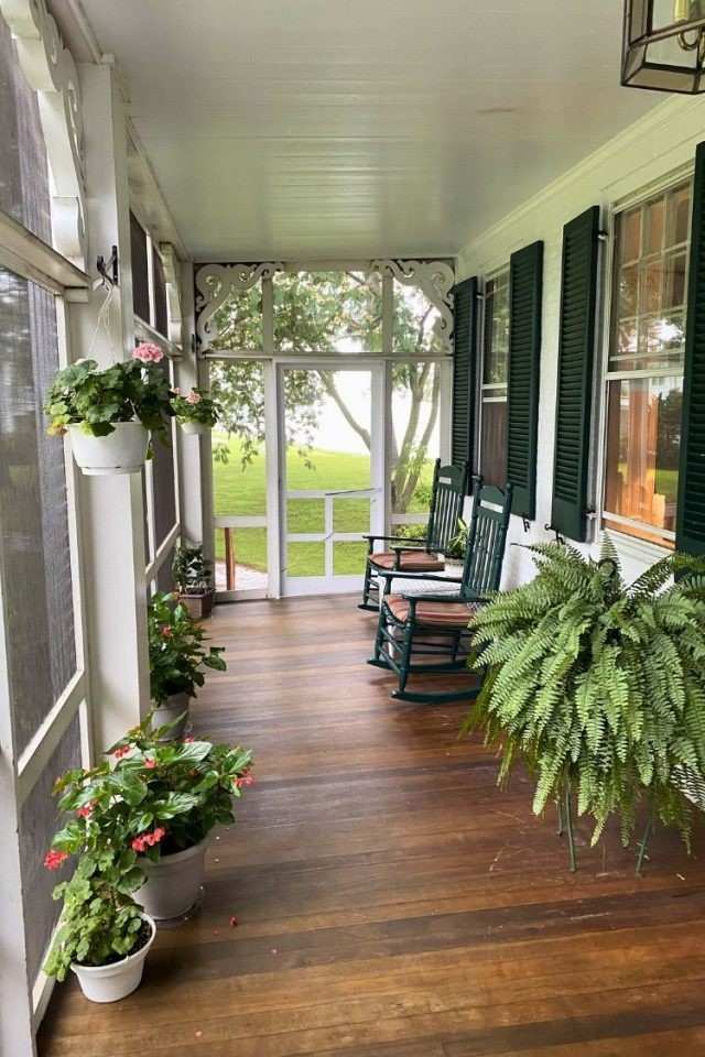 26 Cozy and Charming Small Front Porch Ideas Youll Love For Every Season smallhometours.com 6 1