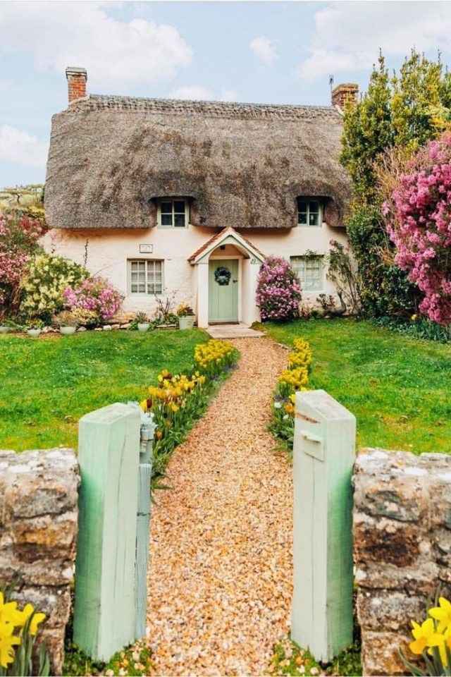 35 Beautiful Front Yard Landscaping Ideas For Spring That Feels Inviting and Full of Life smallhometours.com 12