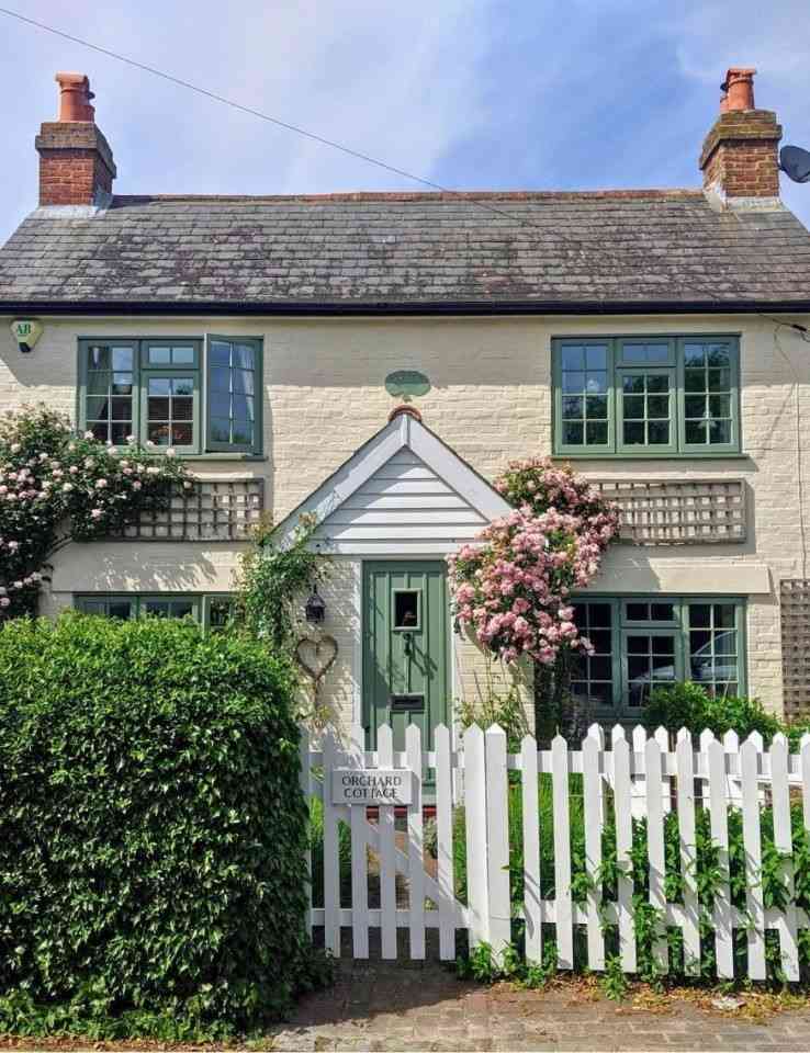 35 Beautiful Front Yard Landscaping Ideas For Spring That Feels Inviting and Full of Life smallhometours.com 13