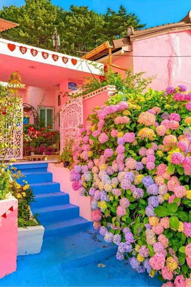 35 Beautiful Front Yard Landscaping Ideas For Spring That Feels Inviting and Full of Life smallhometours.com 20 rotated