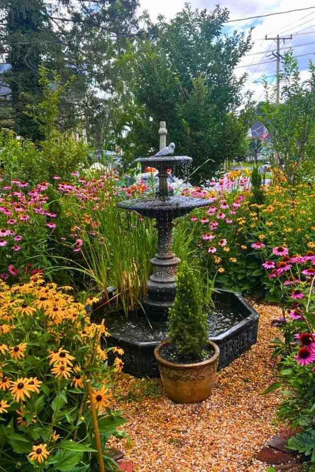 35 Beautiful Front Yard Landscaping Ideas For Spring That Feels Inviting and Full of Life smallhometours.com 6