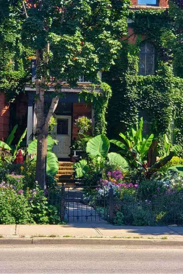 35 Beautiful Front Yard Landscaping Ideas For Spring That Feels Inviting and Full of Life smallhometours.com 8