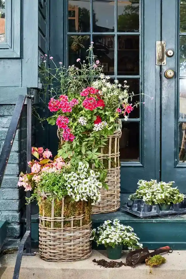 53 Colorful Front Porch Planter Ideas To Brighten Your Spring smallhometours.com 39