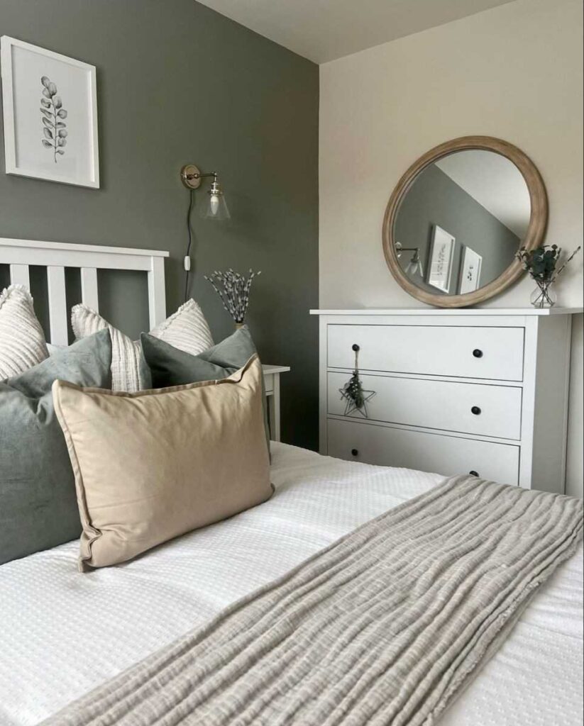 15 Most Popular Sherwin Williams Master Bedroom Paint Colors That Are Timeless and Relaxing smallhometours.com 3 3