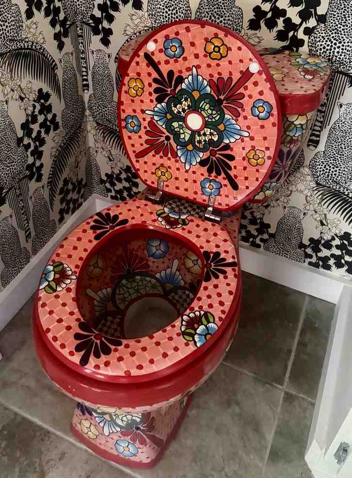 20 Intricate Mexican Toilet Designs Featuring Hand Painted Seats and Talavera Ceramic You Need to See smallhometours.com 2