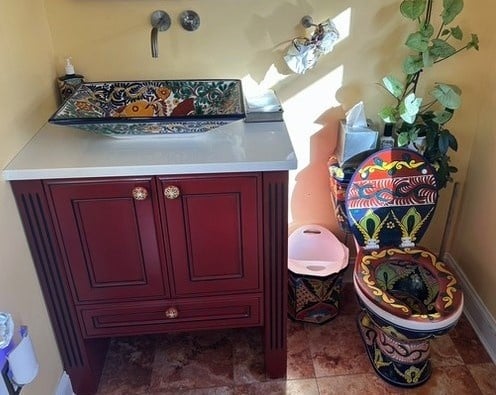 20 Intricate Mexican Toilet Designs Featuring Hand Painted Seats and Talavera Ceramic You Need to See smallhometours.com 7